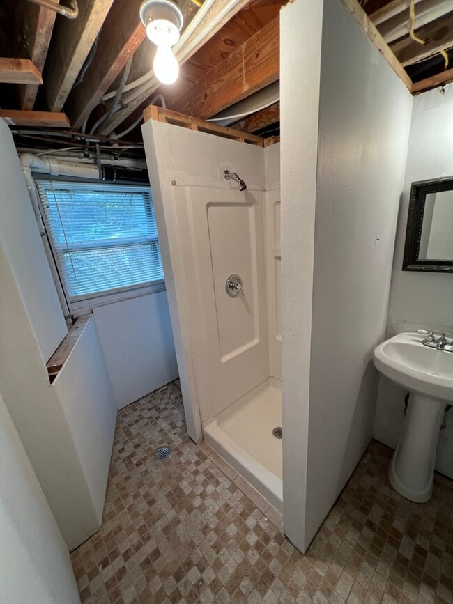 Building Photo - 4 Bed 3 Bath Large lot by Milford lake. Al...
