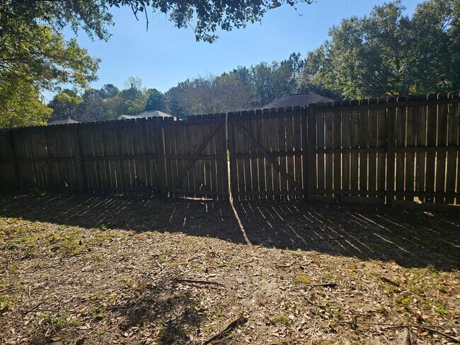 Building Photo - Stunning Executive Custom Built Home with Elite Appliances