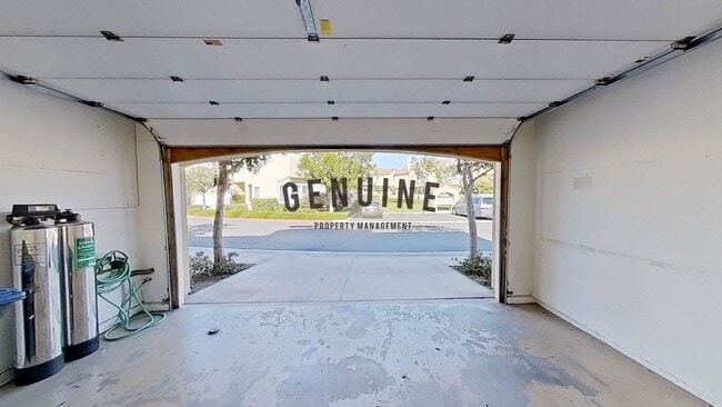 Building Photo - Dual Master Two Bedroom Townhouse in Gated...