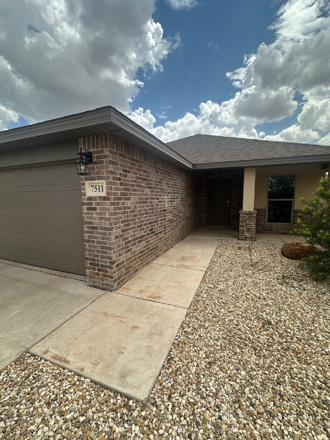 Building Photo - Spacious 3/2/2 in Upland Crossing