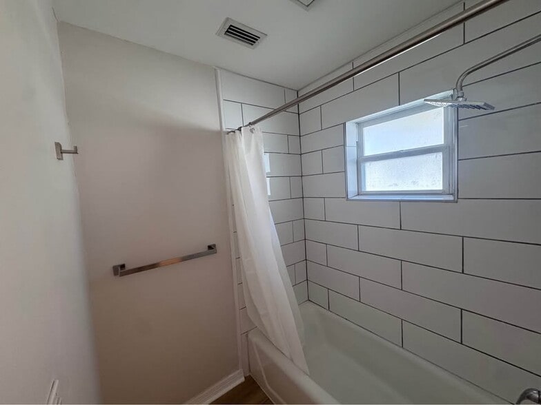 Building Photo - 5547 Kingswood Dr