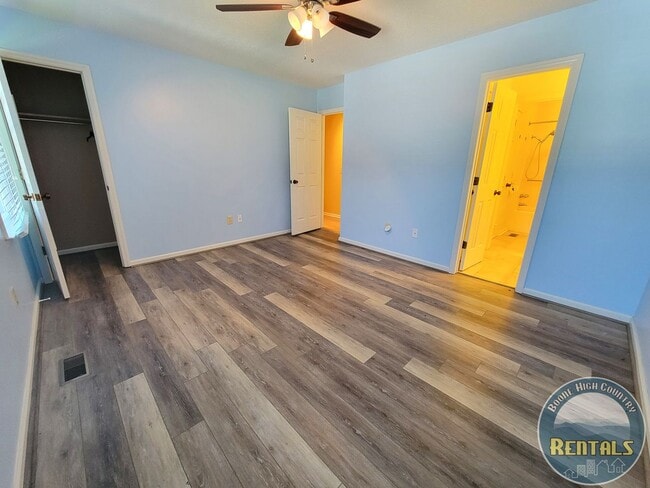 Building Photo - Charming 2BR/1.5BA Townhome Near the Greenway!