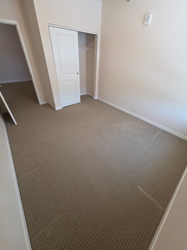 Building Photo - 2 Bedroom | 1 Bathroom 2nd Floor Apartment Available RIGHT NOW!