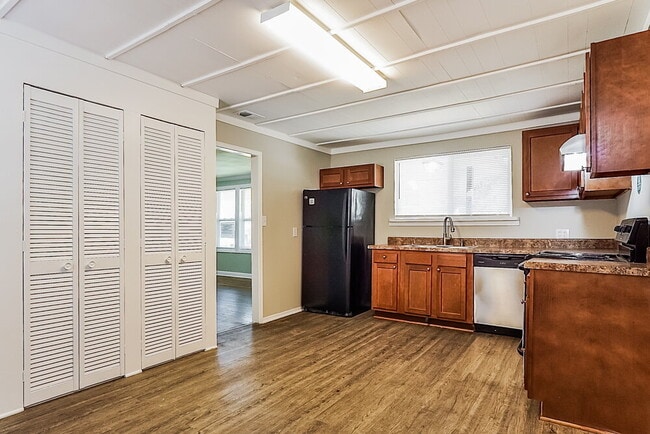 Building Photo - 328 Pleasant Valley Dr