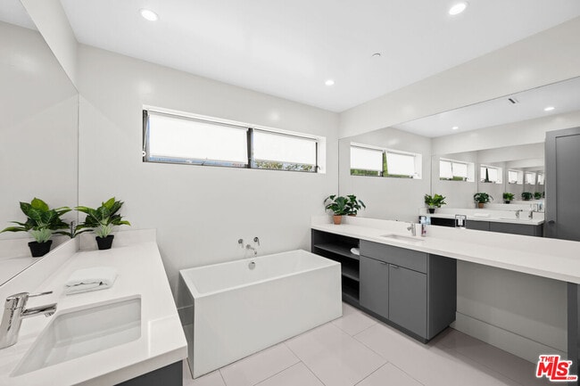 Building Photo - 1612 S Wooster St