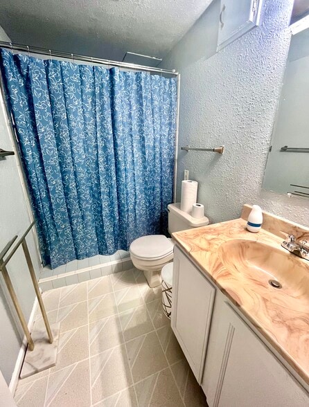 Bathroom - 2618 S Lewiston St