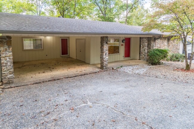 Building Photo - 2 Bedroom, 2 Bath Home on a wooded lot in ...