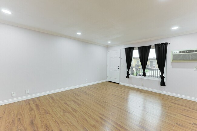 Building Photo - 2-Bed, 1.5-Bath Condo in Convenient El Cajon Location
