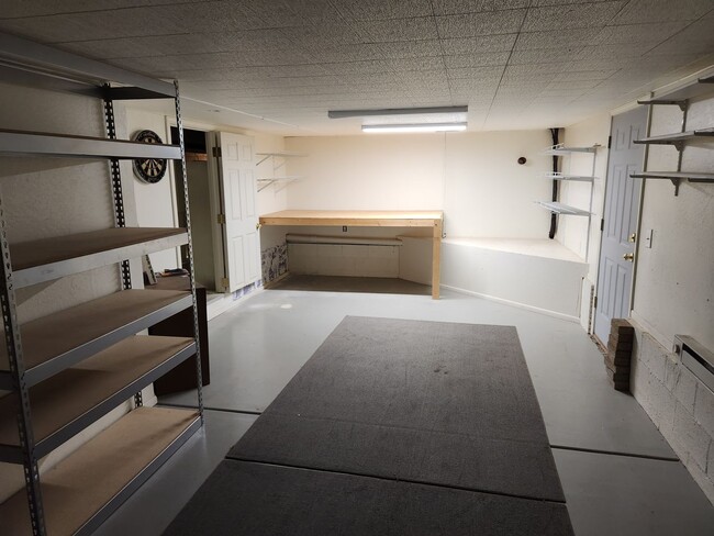 Building Photo - Spacious Country Club Home | 2,900+ Sq Ft | A/C | 3-Car Garage