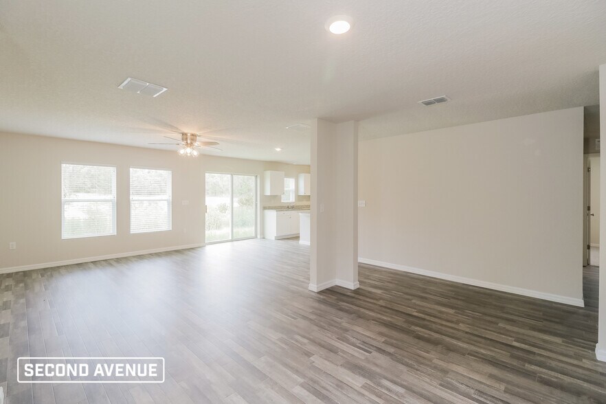 Building Photo - 6690 N Roland Dr