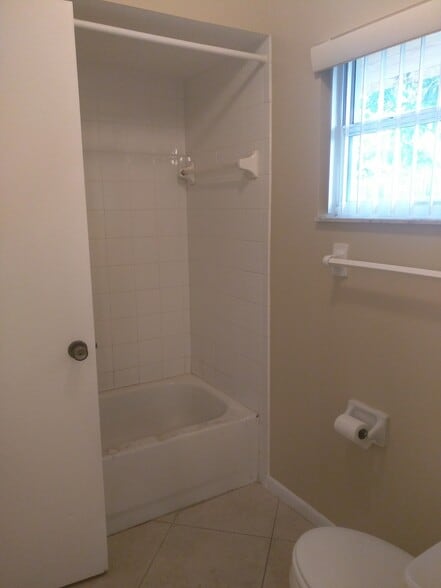Building Photo - 3346 Camelot Dr