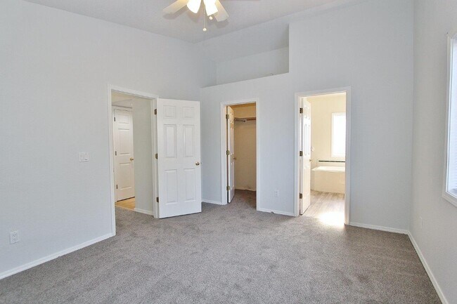 Building Photo - 12053 W Hickory Dr