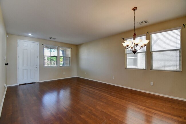 Building Photo - 4 Bed 3 Bath With Huge Loft