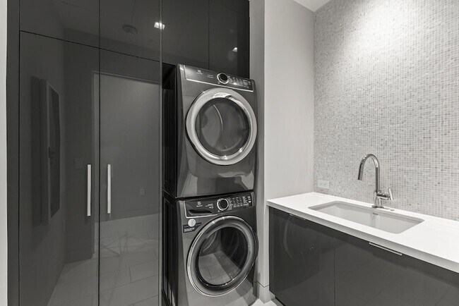 Building Photo - 6587 N Palmeraie Blvd