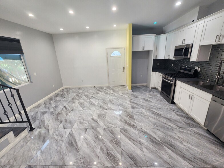 Building Photo - 6827 Murietta Ave