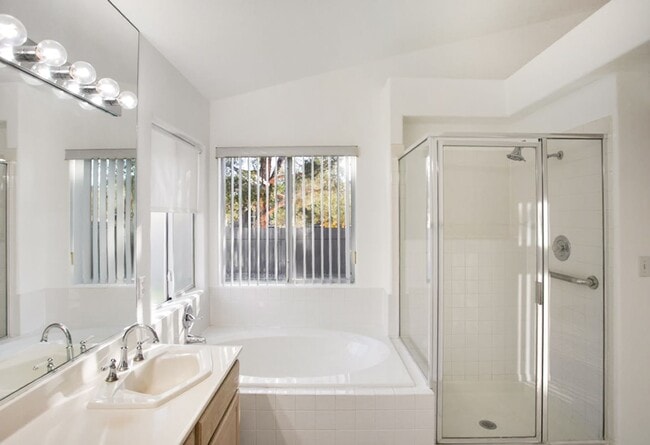 Building Photo - Single Story, 3 Bedroom, Peccole Ranch Beauty