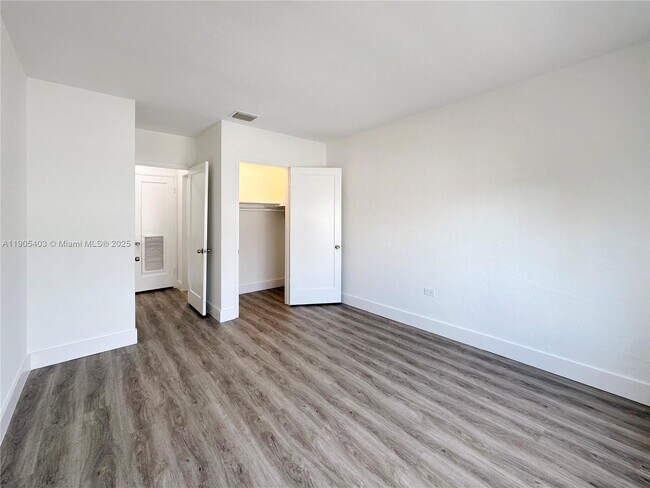 Building Photo - 1920 Biarritz Dr