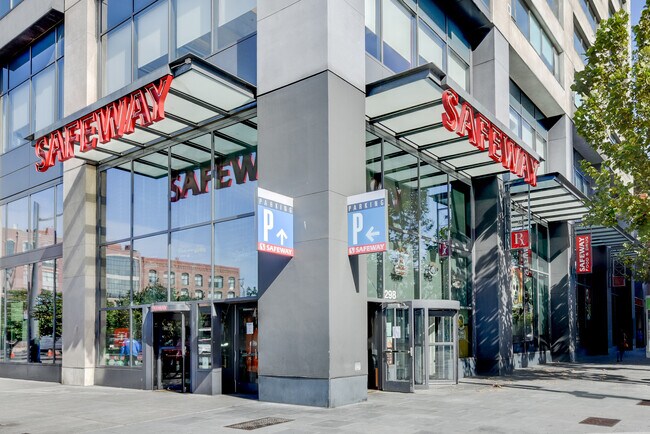 Building Photo - 260 King St