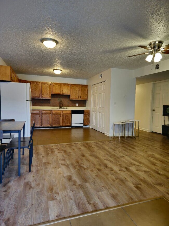 Building Photo - **Deposit moves you in! First month Free!** Gorgeous 4 bed 2 bath unit available now!