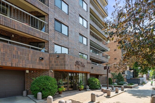 Building Photo - 2885 Knox Ave S