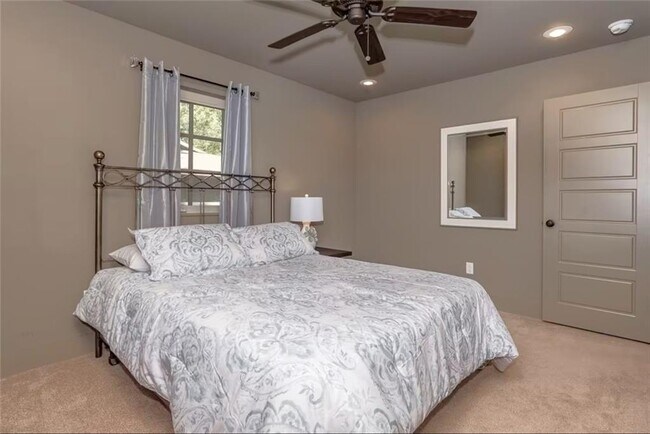 Building Photo - 301 NW F St