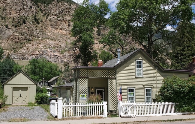 Building Photo - 911 Taos St