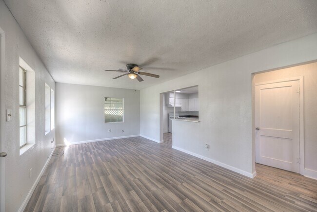 Building Photo - 615 E 1st St