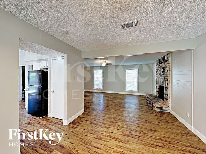 Building Photo - 4810 Glenvillage St