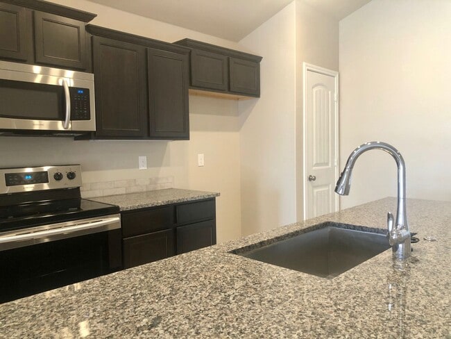 Building Photo - Spacious House