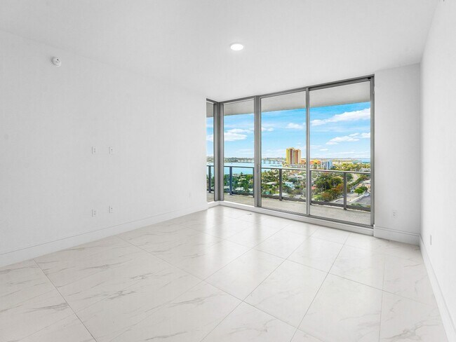 Building Photo - 220 Lake Shore Dr