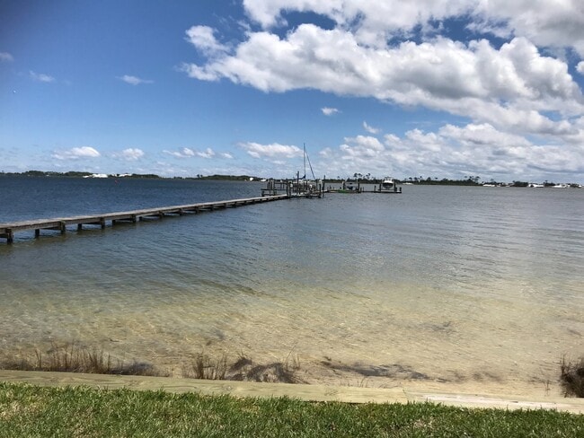 Building Photo - 3/2 1200 SF condo on the Intercoastal West...