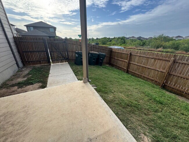 Building Photo - Three bed two bath two car garage in Cotto...