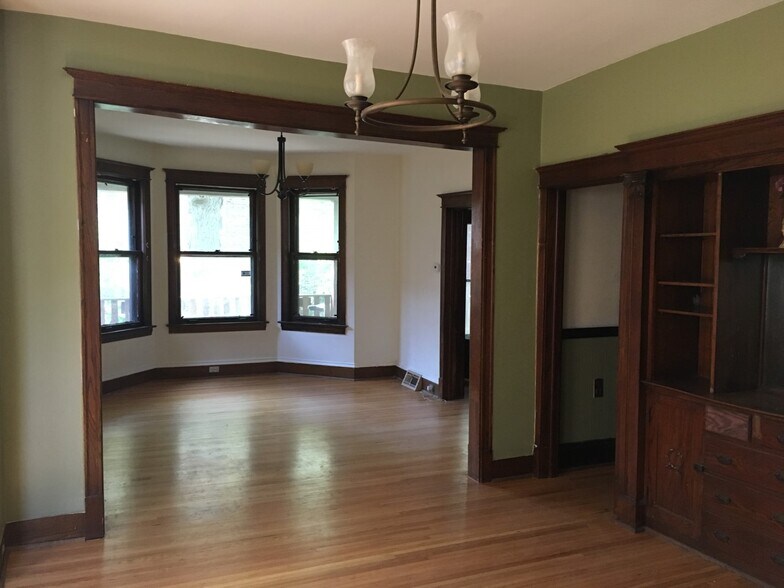 Building Photo - 7228 N Rogers Ave