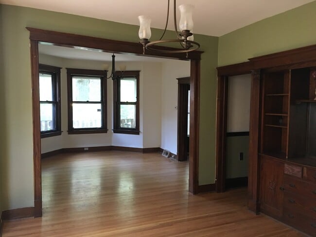 Building Photo - 7228 N Rogers Ave