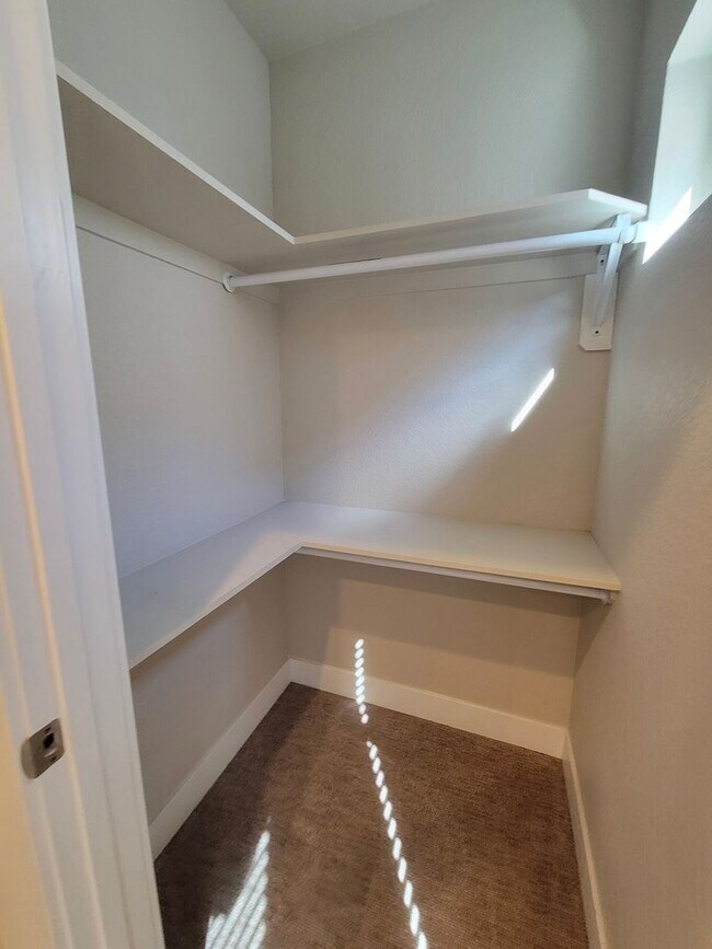Building Photo - Gorgeous townhome
