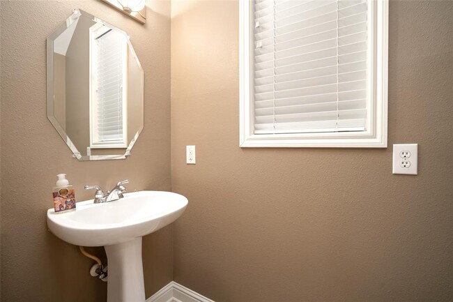 Building Photo - 5325 McCulloch Cir
