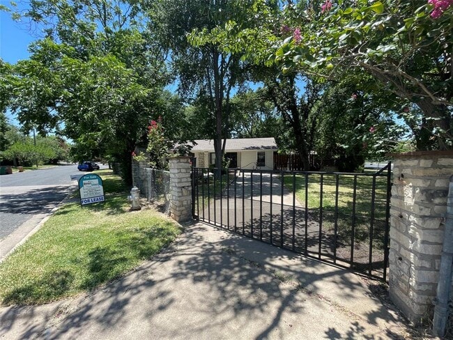 Building Photo - 3200 Locke Ln