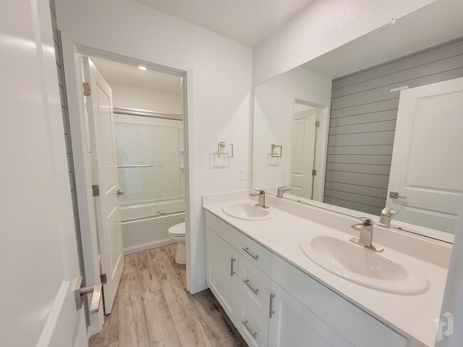 Building Photo - MOVE IN SPECIALL!!! $1000 OFF FIRST MONTH'S RENT!