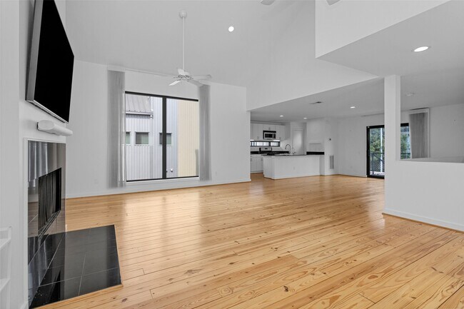 Building Photo - 5105 Lillian St