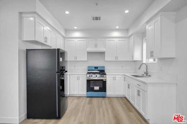 Building Photo - 618 E 28th St