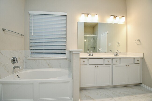 Building Photo - 1215 Carswell Grove Dr