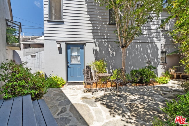 Building Photo - 2318 Beach Ave