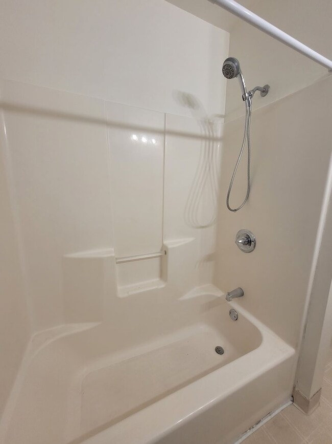 Building Photo - FREE DECEMBER RENT - New Interior Paint/ 1637 Sq Ft