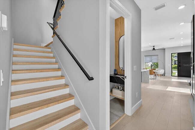 Building Photo - 423 W Amelia Ave