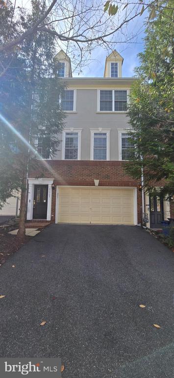 Building Photo - 47565 Royal Burnham Terrace