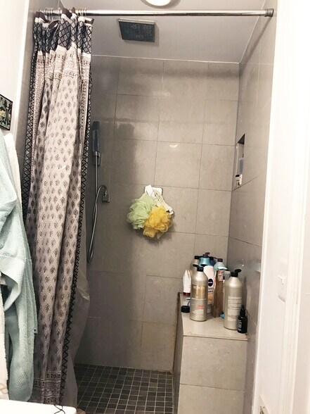 Top Floor Shower - 3401 Pleasant Plz