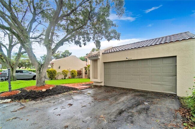 Building Photo - 607 Village Lake Dr