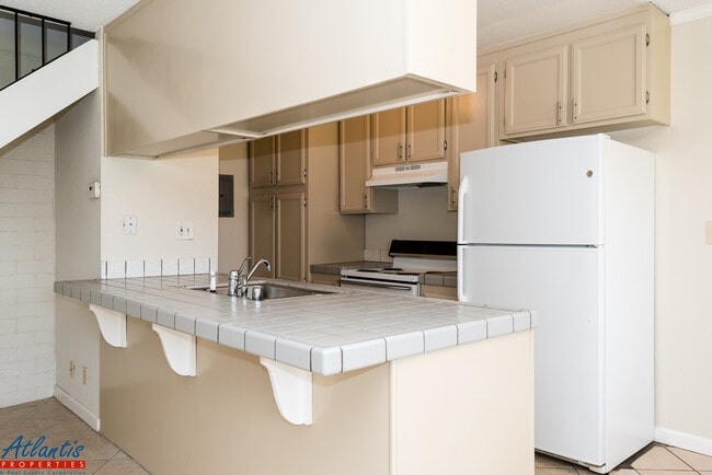 Building Photo - Beautiful Condo | Carport