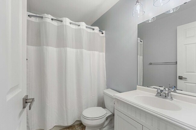 Building Photo - Charming Top Floor Condo with Pool View!!