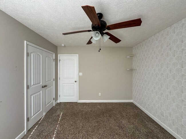 Building Photo - Beautiful 5 Bed 2.5 Bath Home with Main Level Primary Bedroom